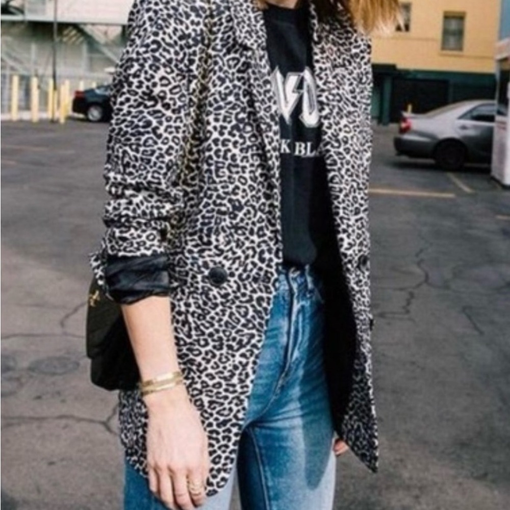 Banana Republic Metallic
Leopard Long Blazer size 4 and matching pants size 2 - Picture 11 of 12